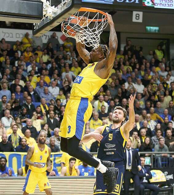 ג'יילן ריינולדס מטביע // צילום: אלן שיבר